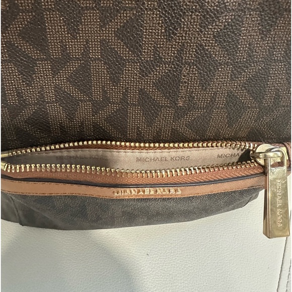 Michael Michael Kors
MORGAN MESSENGER IN SIGNATURE PRINT - Picture 5 of 15